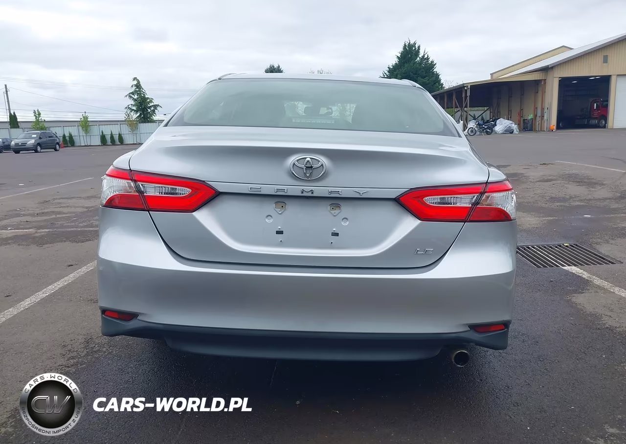 2018 Toyota Camry Le VIN:JTNB11HK3J3049240 - 17