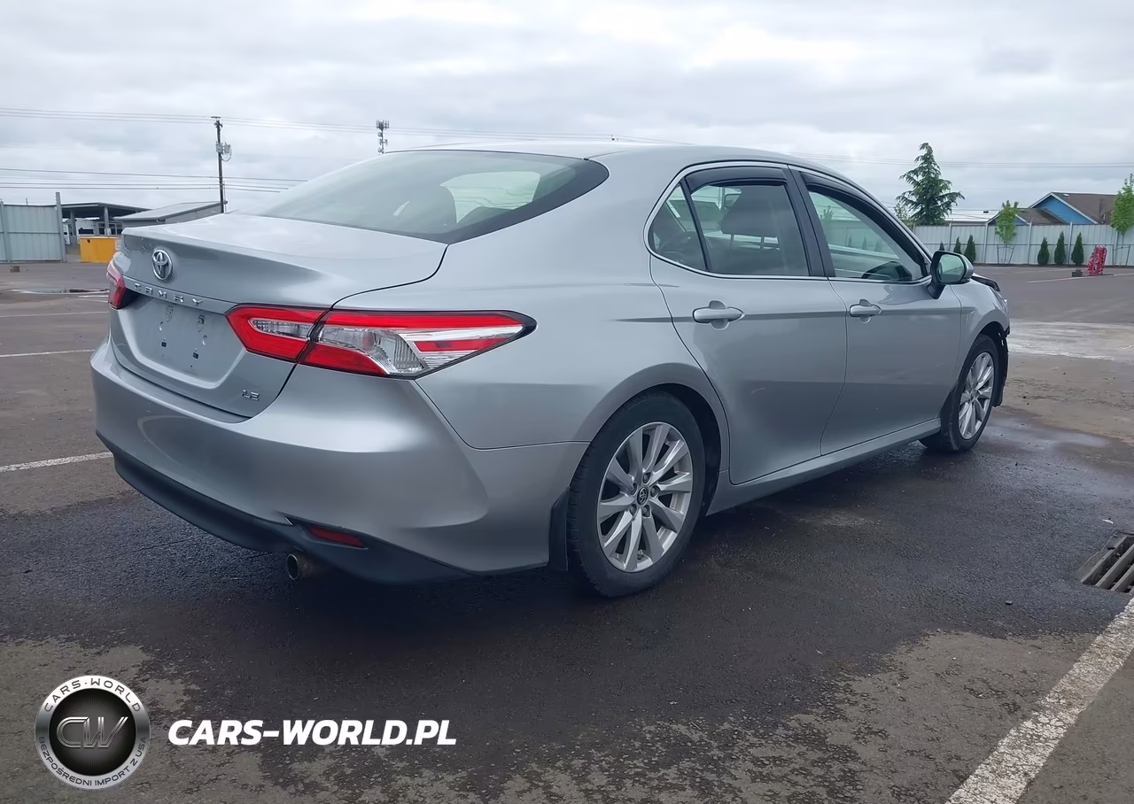 2018 Toyota Camry Le VIN:JTNB11HK3J3049240 - 4