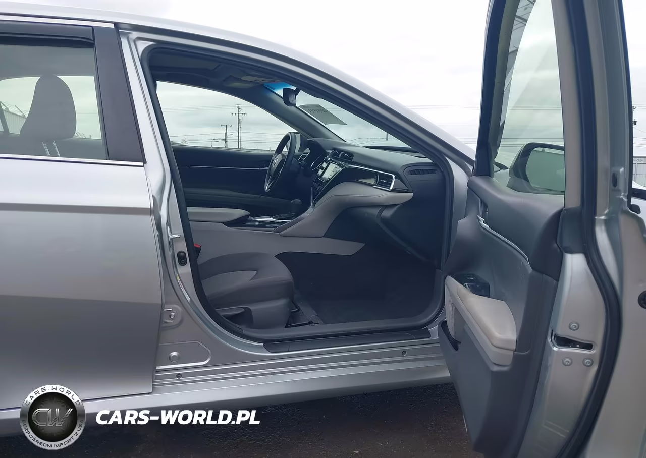 2018 Toyota Camry Le VIN:JTNB11HK3J3049240 - 5
