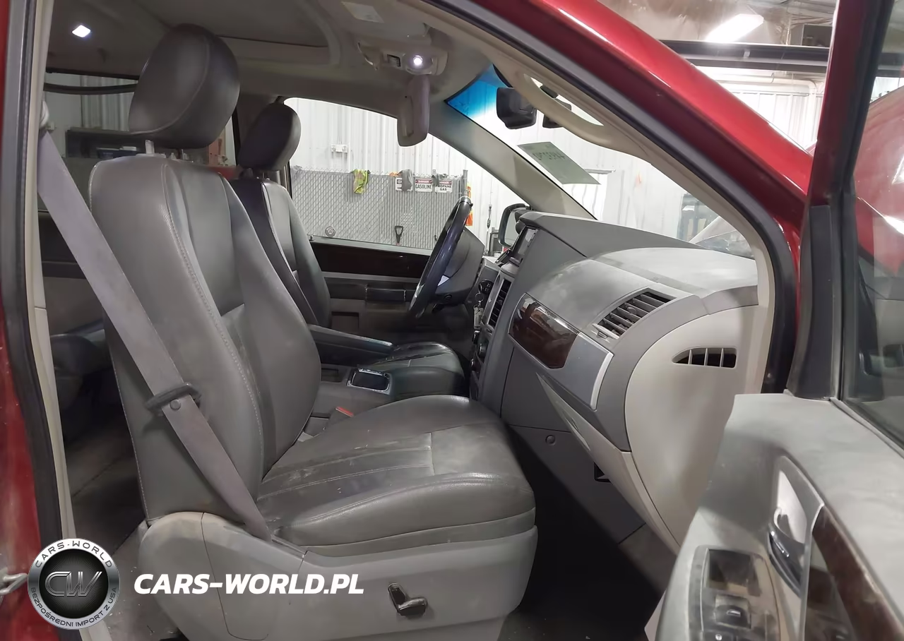 2010 Chrysler Town & Country Touring VIN:2A4RR5D1XAR110116 - 5