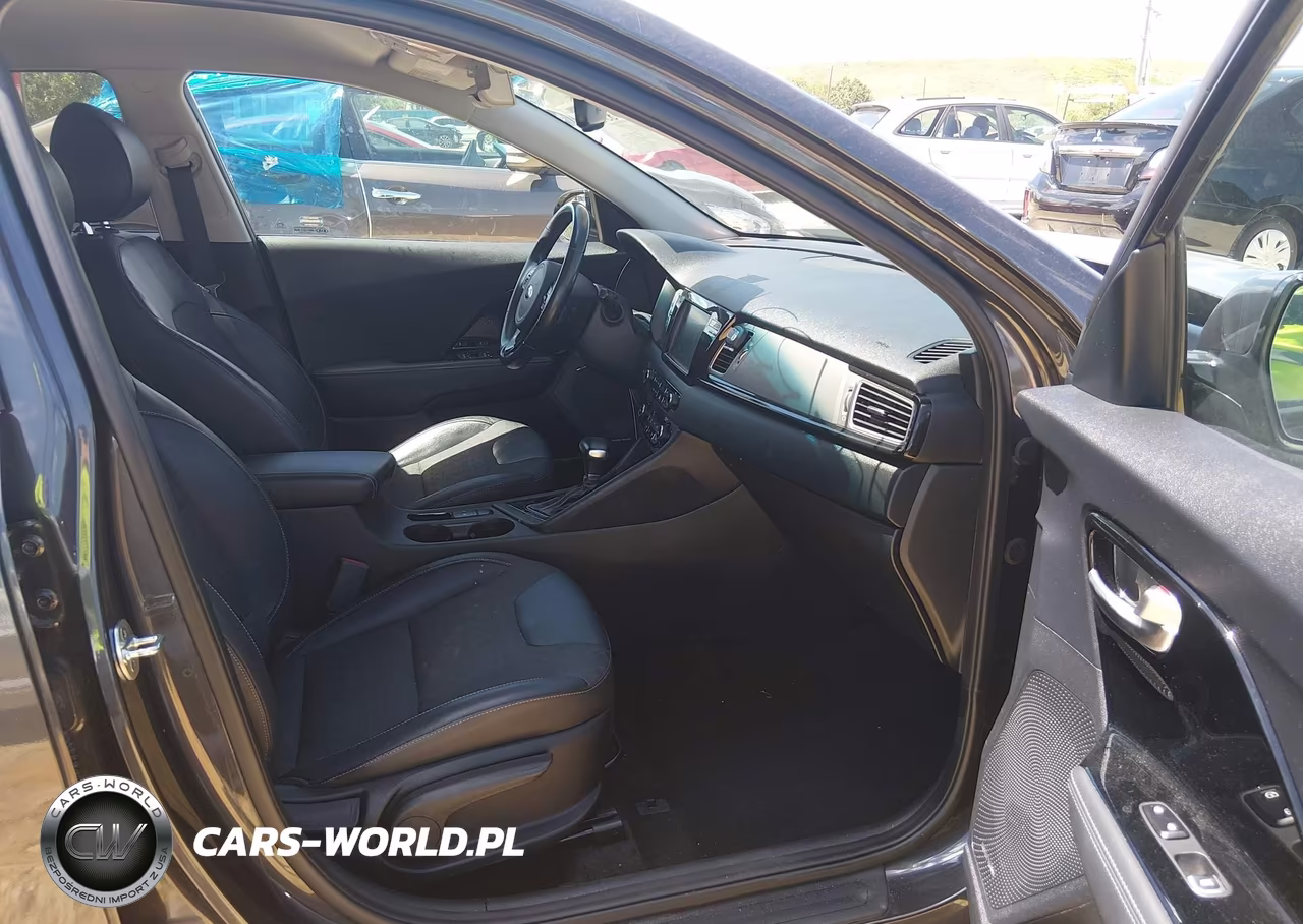 2019 Kia Niro S Touring VIN:KNDCC3LC8K5260583 - 5
