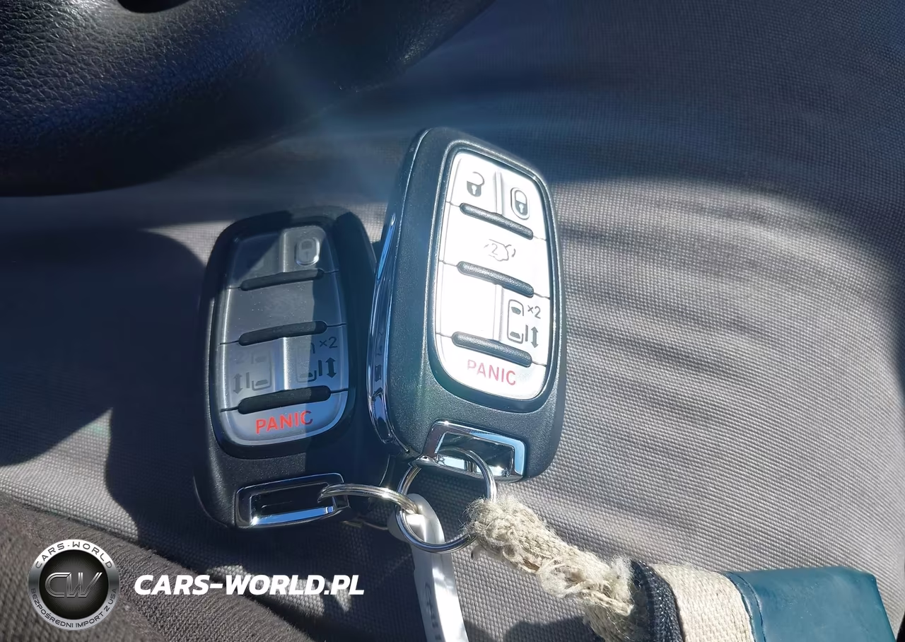 2018 Chrysler Pacifica Hybrid Touring Plus VIN:2C4RC1H7XJR311660 - 11