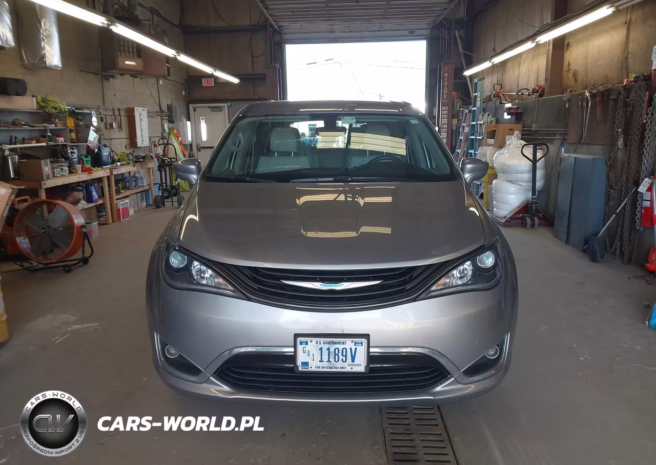 2018 Chrysler Pacifica Hybrid Touring Plus VIN:2C4RC1H7XJR311660 - 13