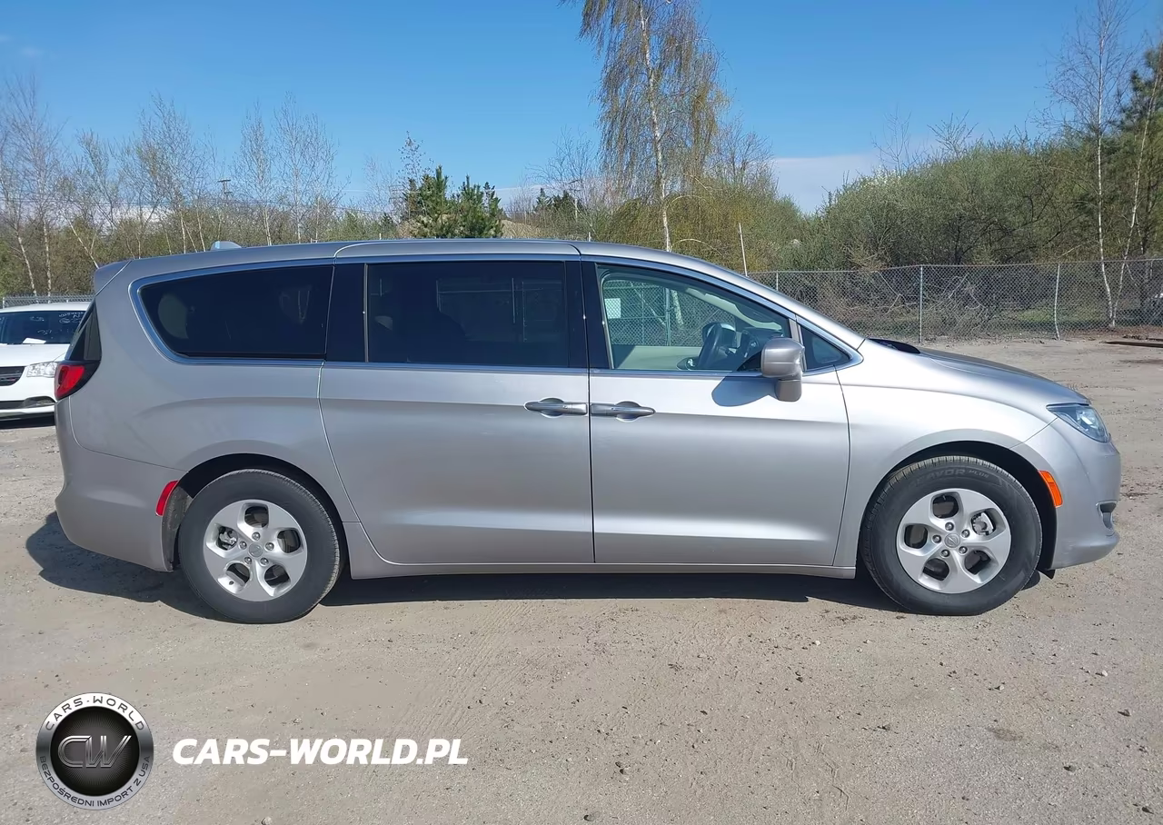 2018 Chrysler Pacifica Hybrid Touring Plus VIN:2C4RC1H7XJR311660 - 14