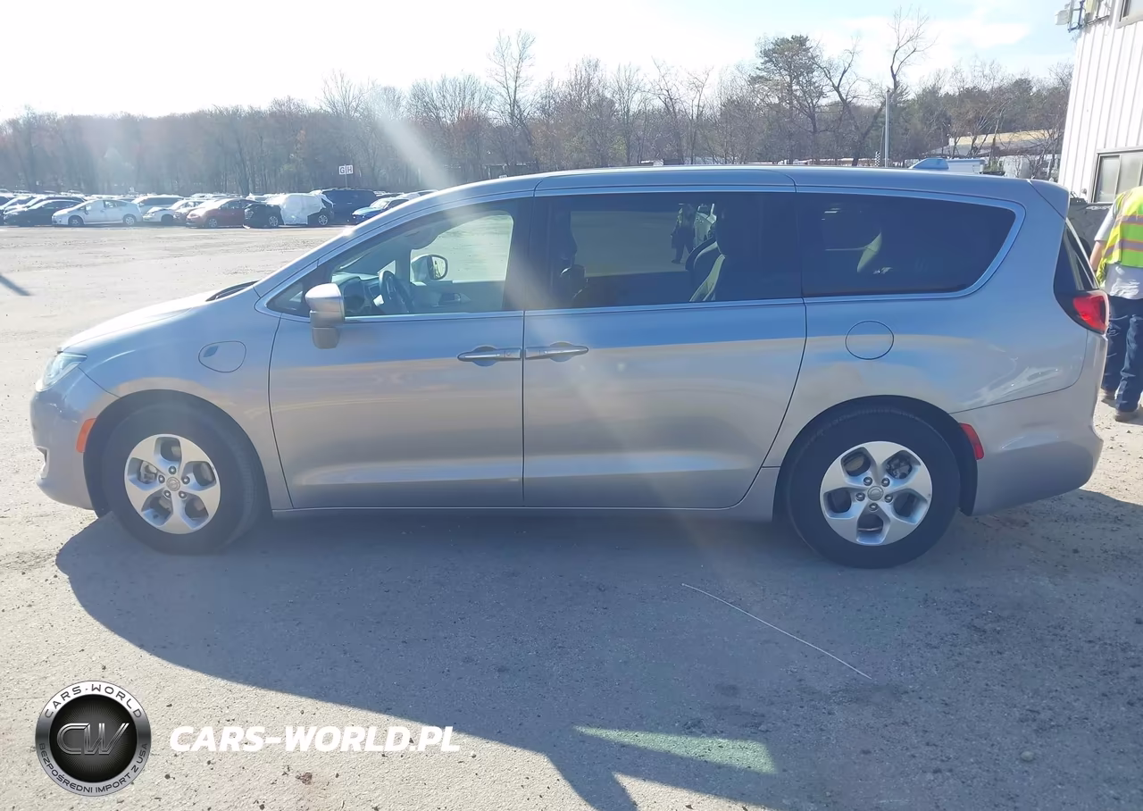 2018 Chrysler Pacifica Hybrid Touring Plus VIN:2C4RC1H7XJR311660 - 15