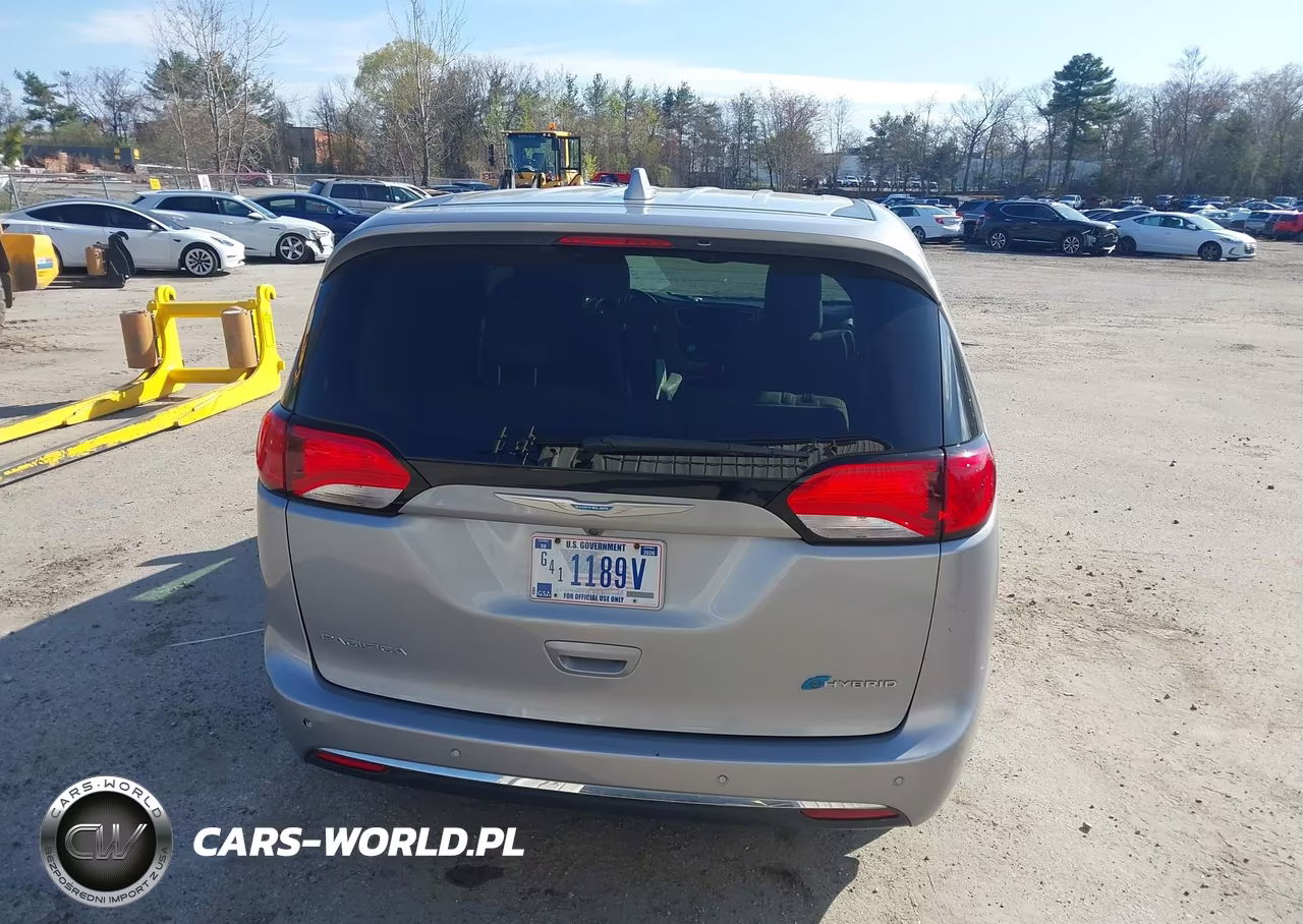 2018 Chrysler Pacifica Hybrid Touring Plus VIN:2C4RC1H7XJR311660 - 17