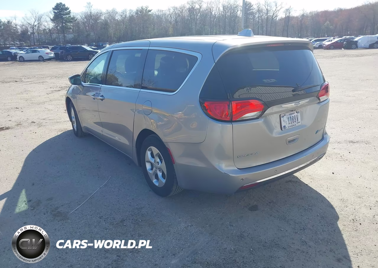 2018 Chrysler Pacifica Hybrid Touring Plus VIN:2C4RC1H7XJR311660 - 3