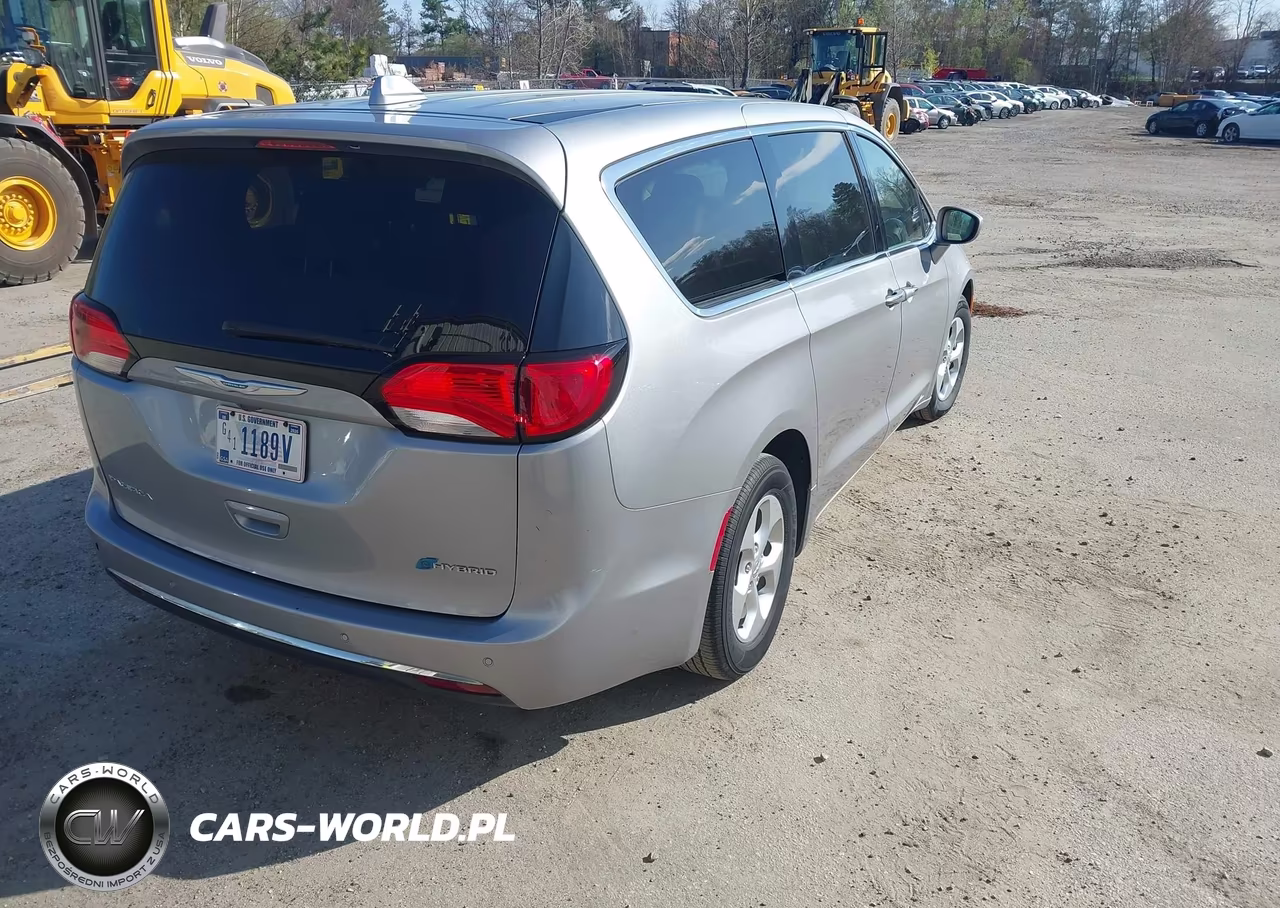 2018 Chrysler Pacifica Hybrid Touring Plus VIN:2C4RC1H7XJR311660 - 4