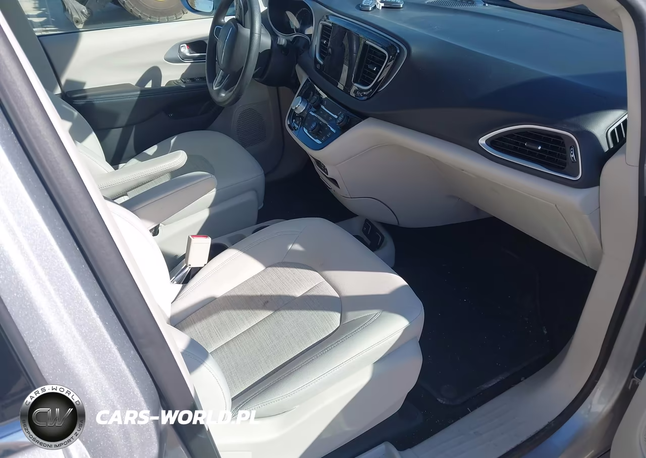 2018 Chrysler Pacifica Hybrid Touring Plus VIN:2C4RC1H7XJR311660 - 5