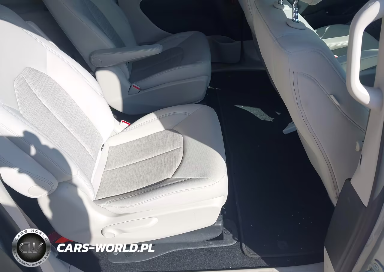 2018 Chrysler Pacifica Hybrid Touring Plus VIN:2C4RC1H7XJR311660 - 8