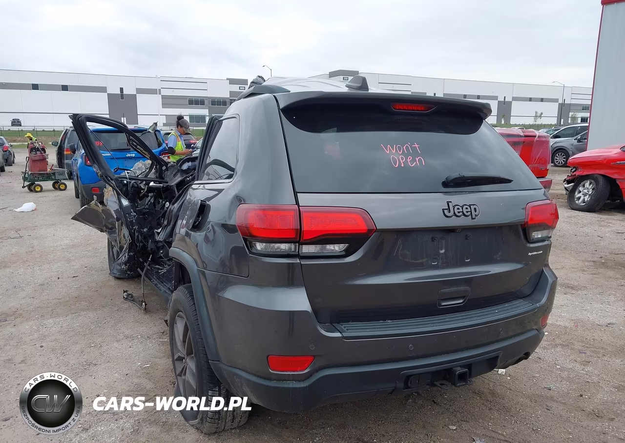 2017 Jeep Grand Cherokee 75Th Anniversary Edition 4X2 VIN:1C4RJEAG4HC647685 - 3