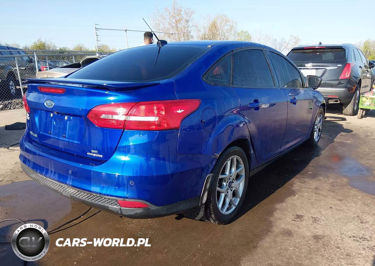 2015 Ford Focus Se VIN:1FADP3F25FL340006 - 4