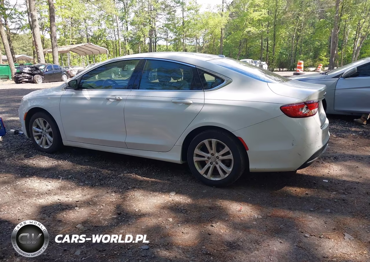 2015 Chrysler 200 Limited VIN:1C3CCCABXFN745070 - 3