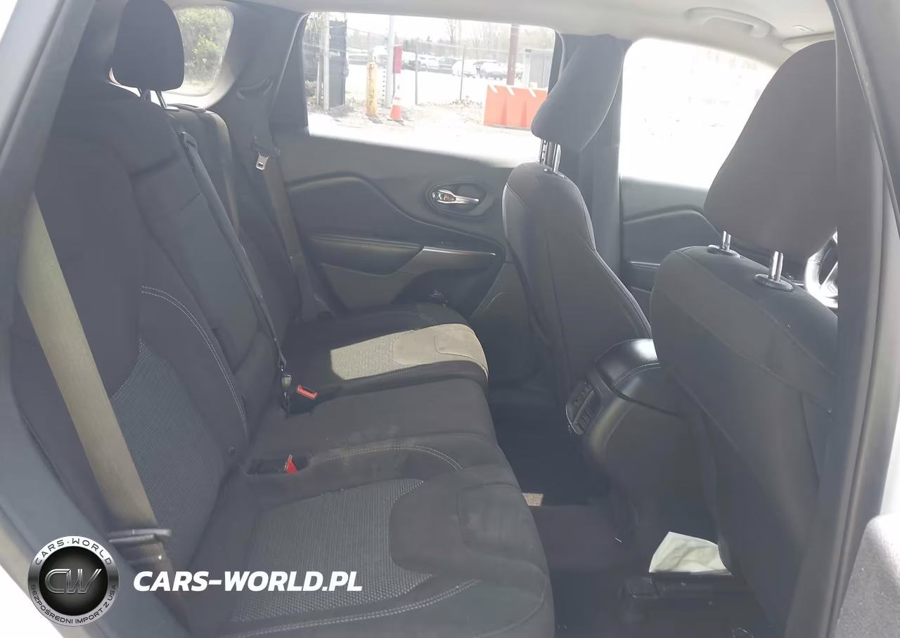 2019 Jeep Cherokee Latitude 4X4 VIN:1C4PJMCB7KD260648 - 8