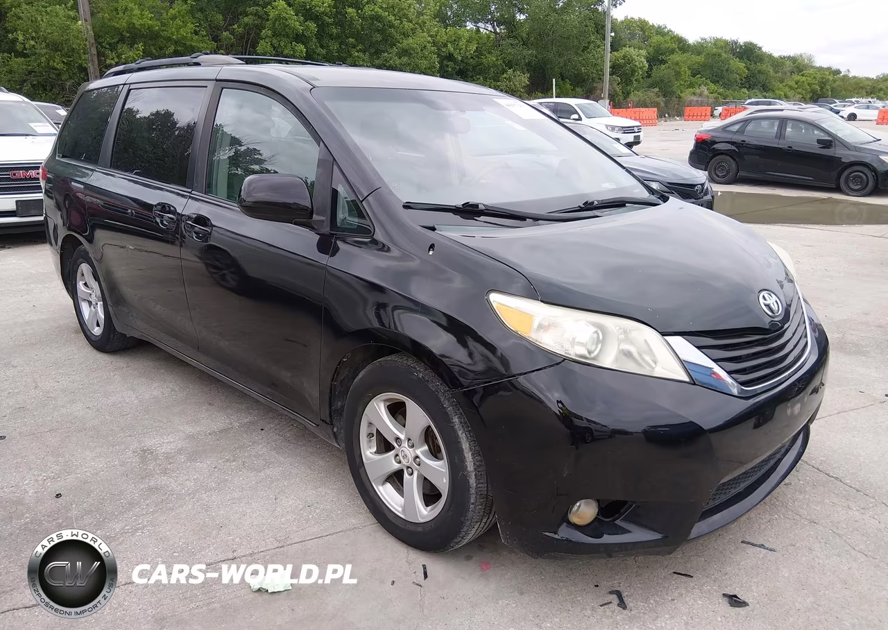 2012 Toyota Sienna Le V6 8 Passenger