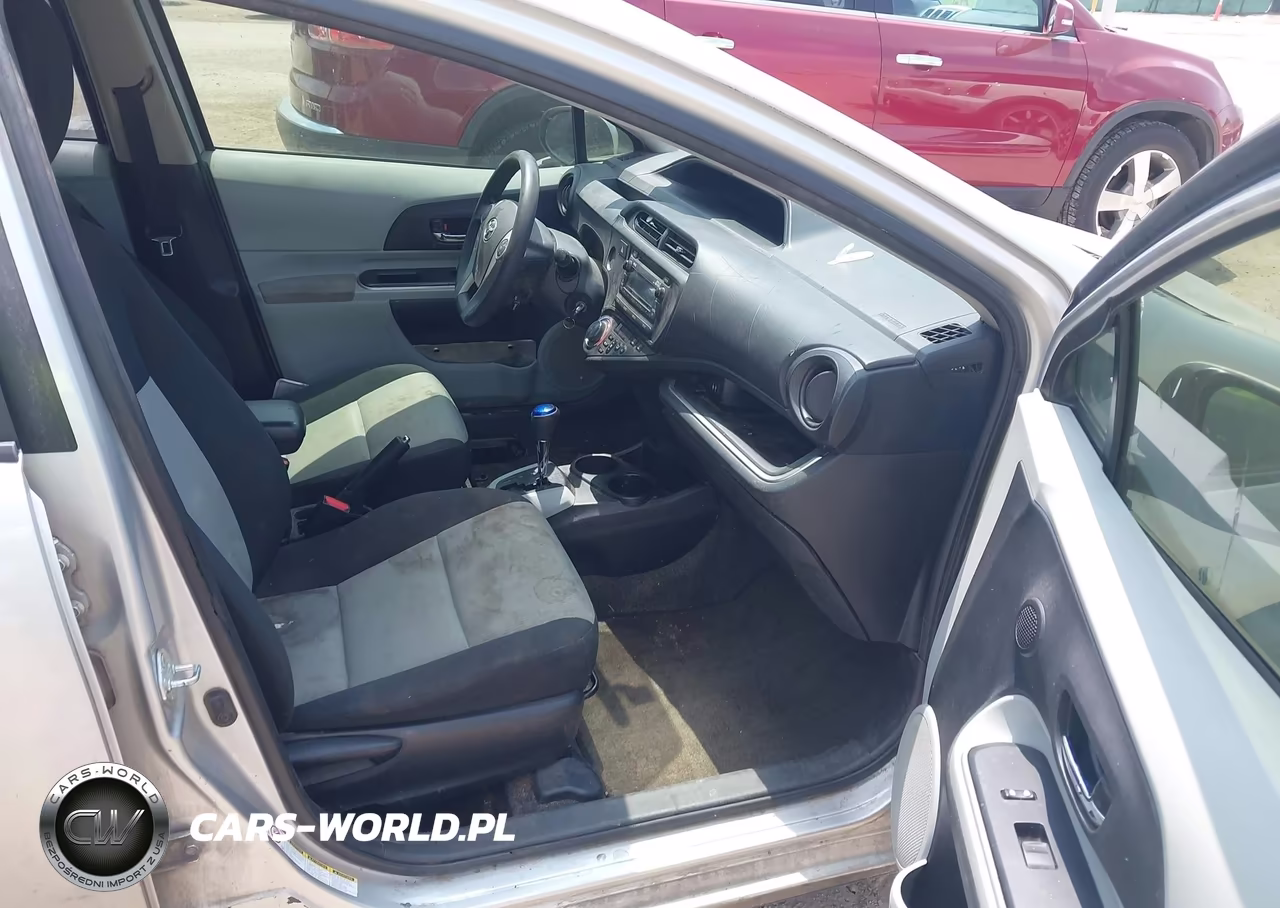 2014 Toyota Prius C Two VIN:JTDKDTB37E1064270 - 5