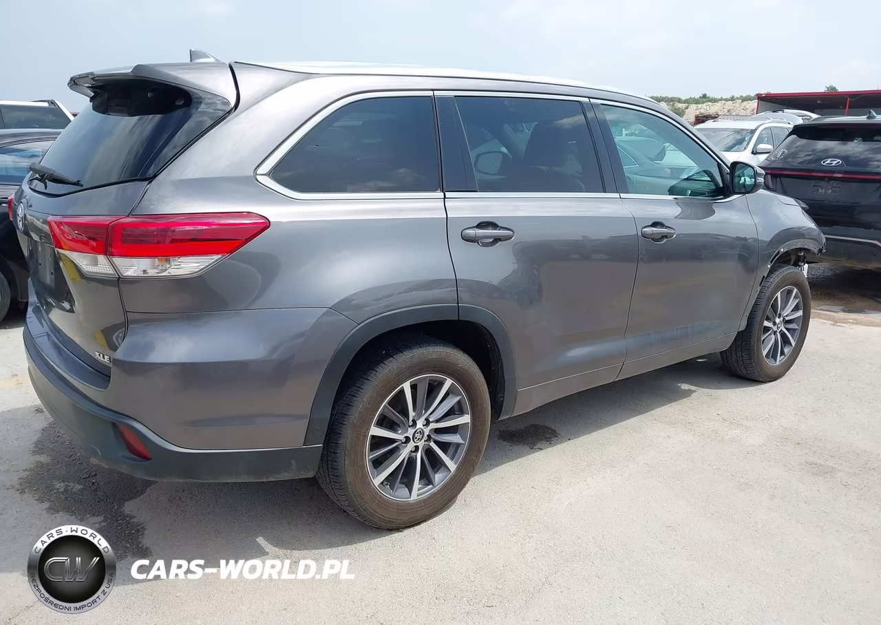 2018 Toyota Highlander Xle VIN:5TDKZRFH6JS541004 - 4