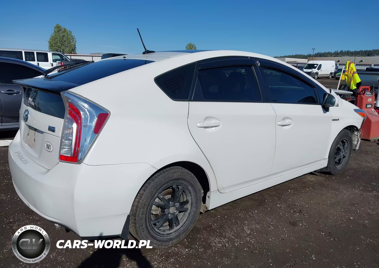 2013 Toyota Prius Four VIN:JTDKN3DU2D5631057 - 4