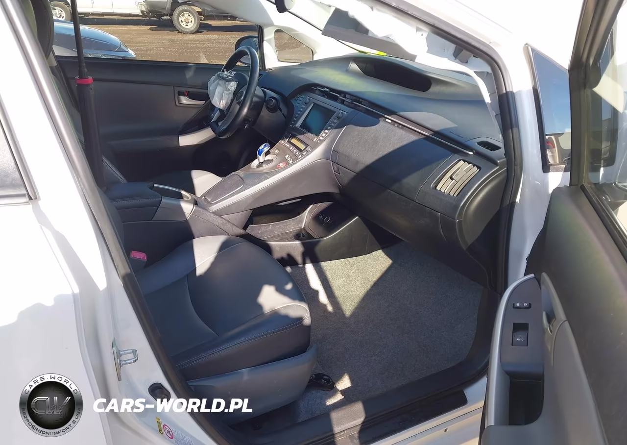 2013 Toyota Prius Four VIN:JTDKN3DU2D5631057 - 5