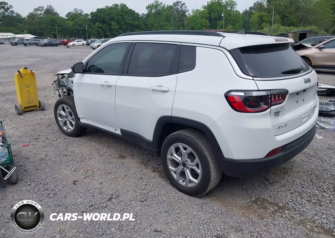2025 Jeep Compass Latitude 4X4 VIN:3C4NJDBN0ST608318 - 3