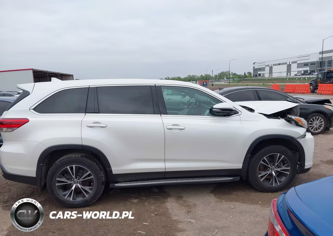 2019 Toyota Highlander Le Plus VIN:5TDZZRFH8KS311559 - 12