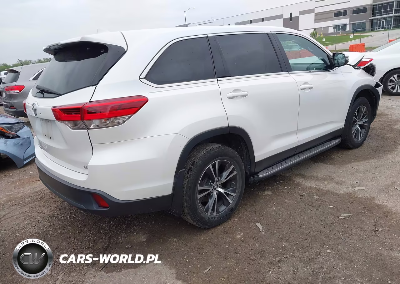 2019 Toyota Highlander Le Plus VIN:5TDZZRFH8KS311559 - 4