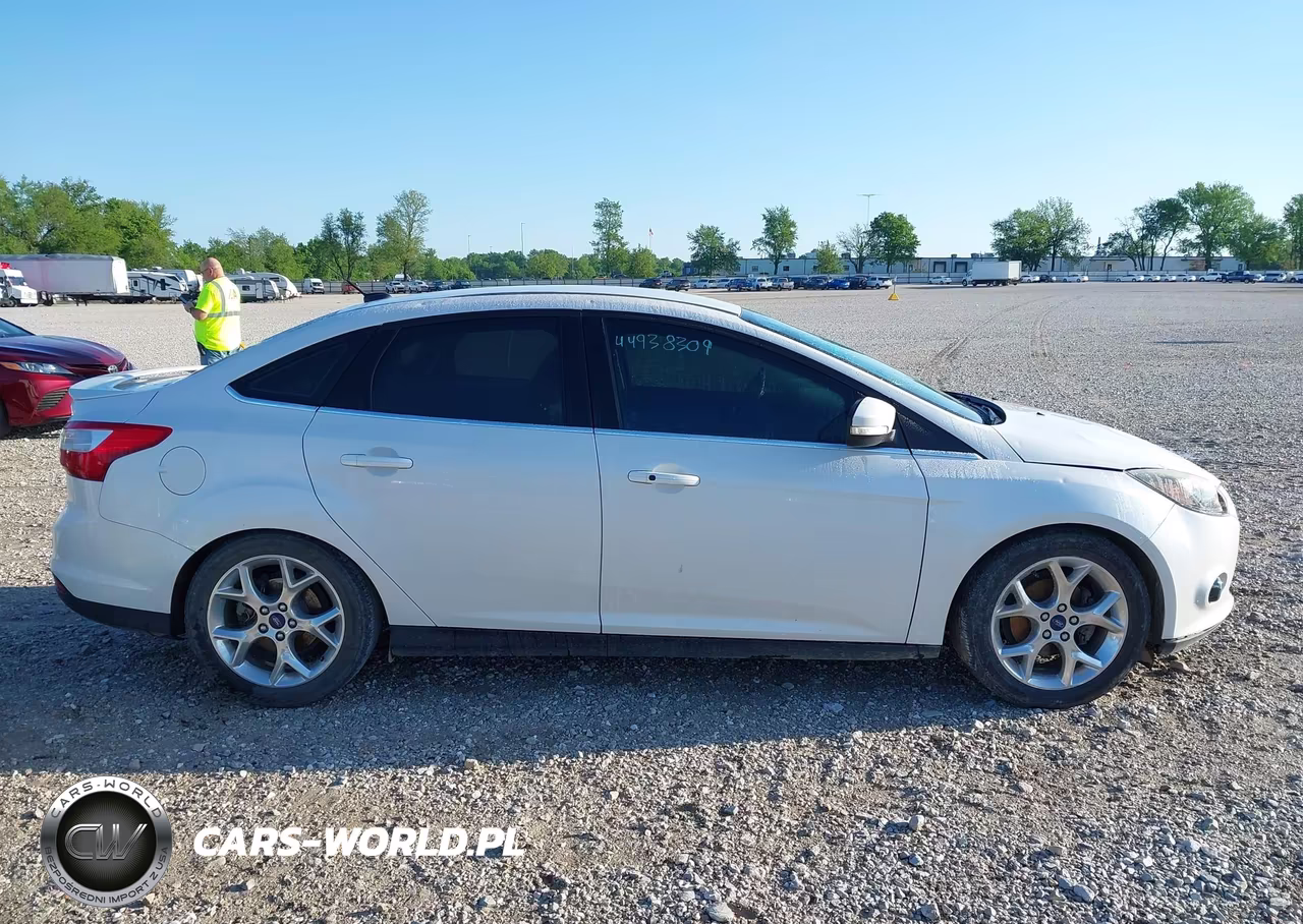 2014 Ford Focus Titanium VIN:1FADP3J2XEL349144 - 14