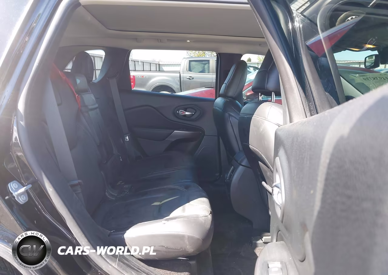 2019 Jeep Cherokee Overland 4X4 VIN:1C4PJMJN3KD254035 - 8
