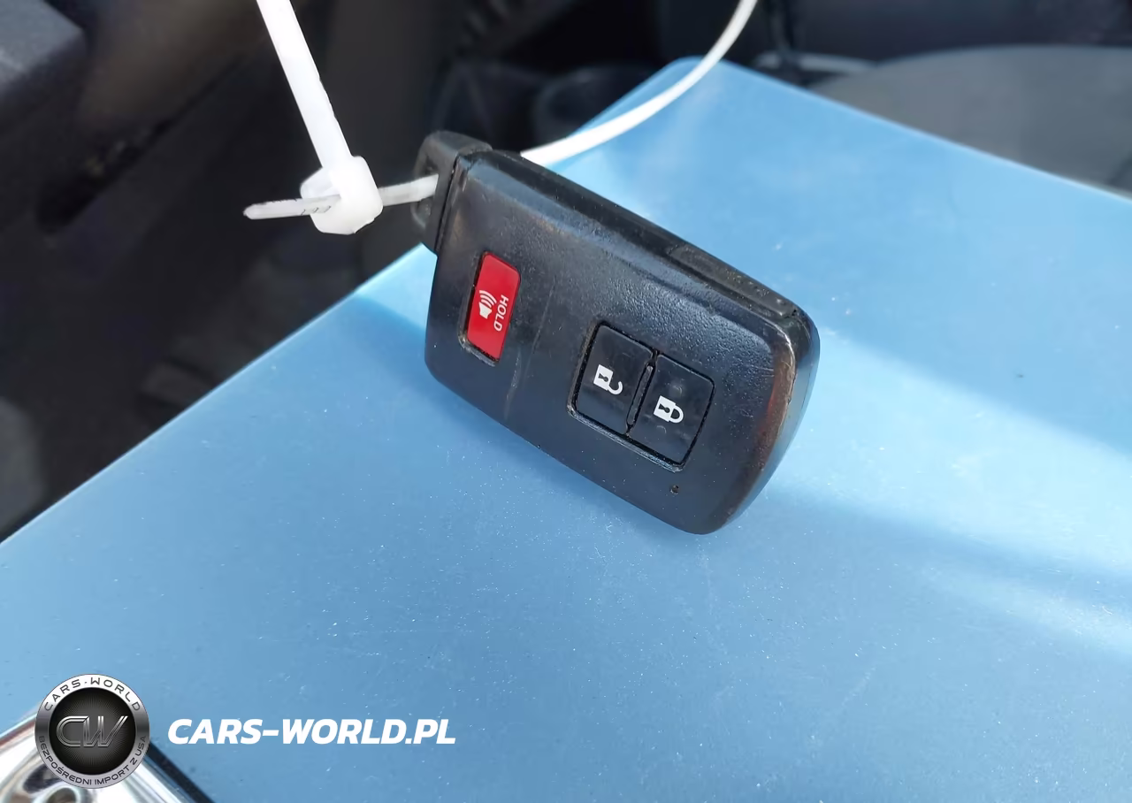 2014 Toyota Prius C Three VIN:JTDKDTB37E1565255 - 11
