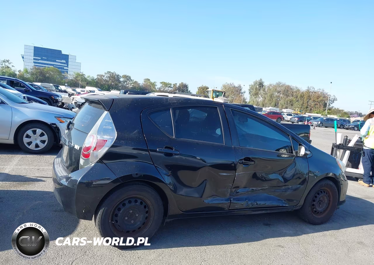 2014 Toyota Prius C Three VIN:JTDKDTB37E1565255 - 13