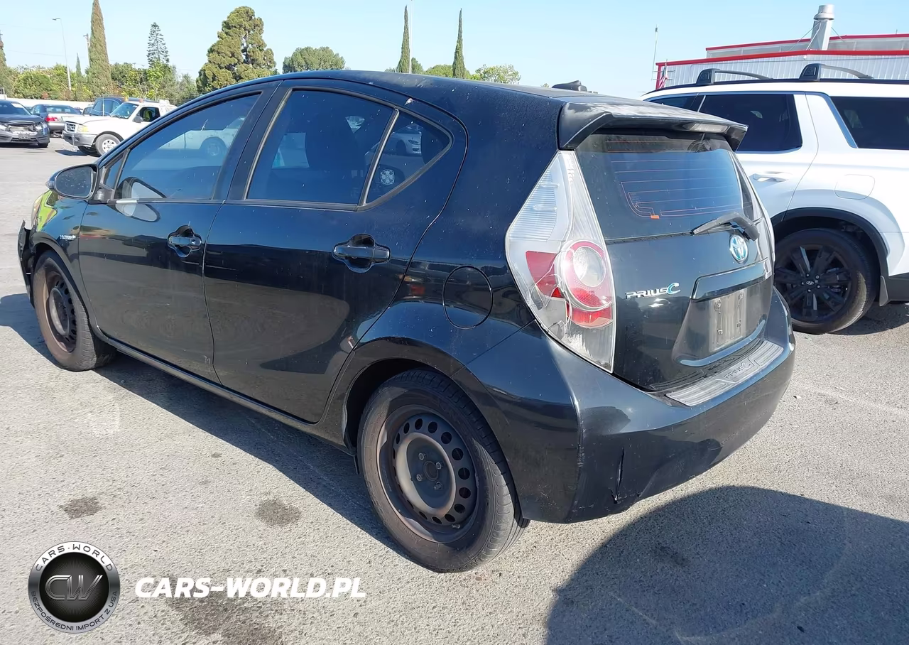 2014 Toyota Prius C Three VIN:JTDKDTB37E1565255 - 3