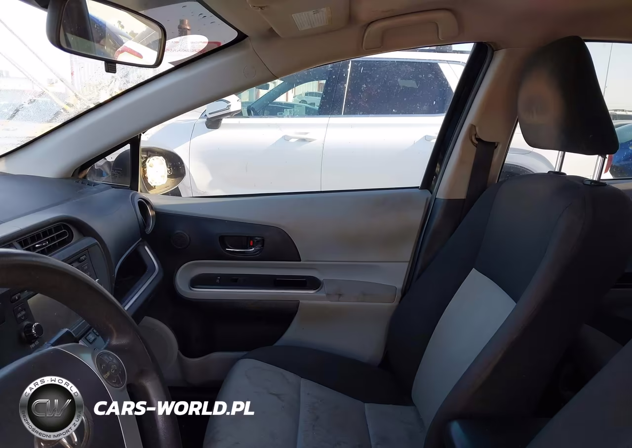 2014 Toyota Prius C Three VIN:JTDKDTB37E1565255 - 5