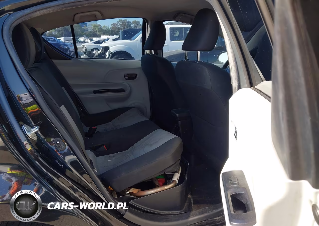 2014 Toyota Prius C Three VIN:JTDKDTB37E1565255 - 8
