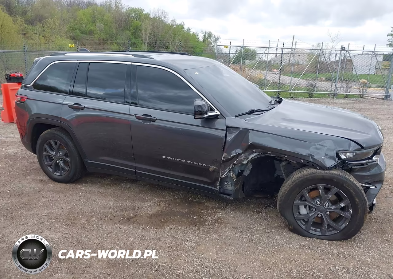 2023 Jeep Grand Cherokee Limited 4X4 VIN:1C4RJHBG8P8738041 - 13