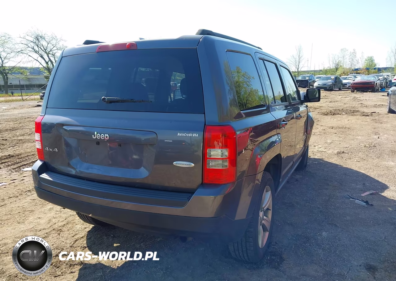 2015 Jeep Patriot Latitude VIN:1C4NJRFB5FD258922 - 4