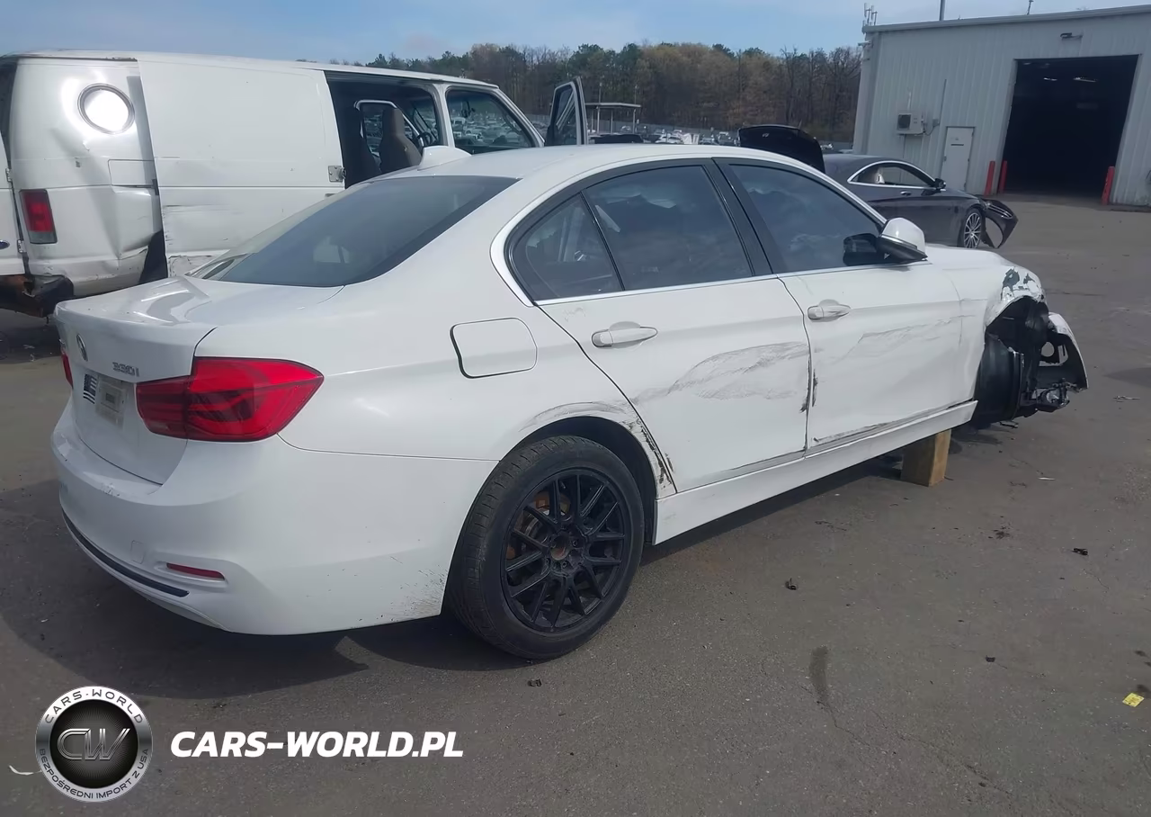 2018 BMW 330I xDrive VIN:WBA8D9G56JNU68636 - 4