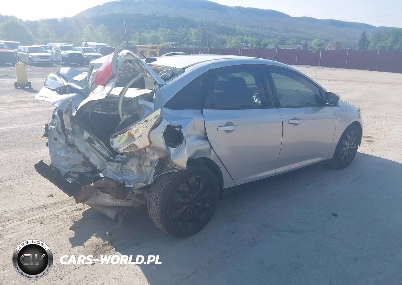 2012 Ford Focus Se VIN:1FAHP3F23CL470931 - 4