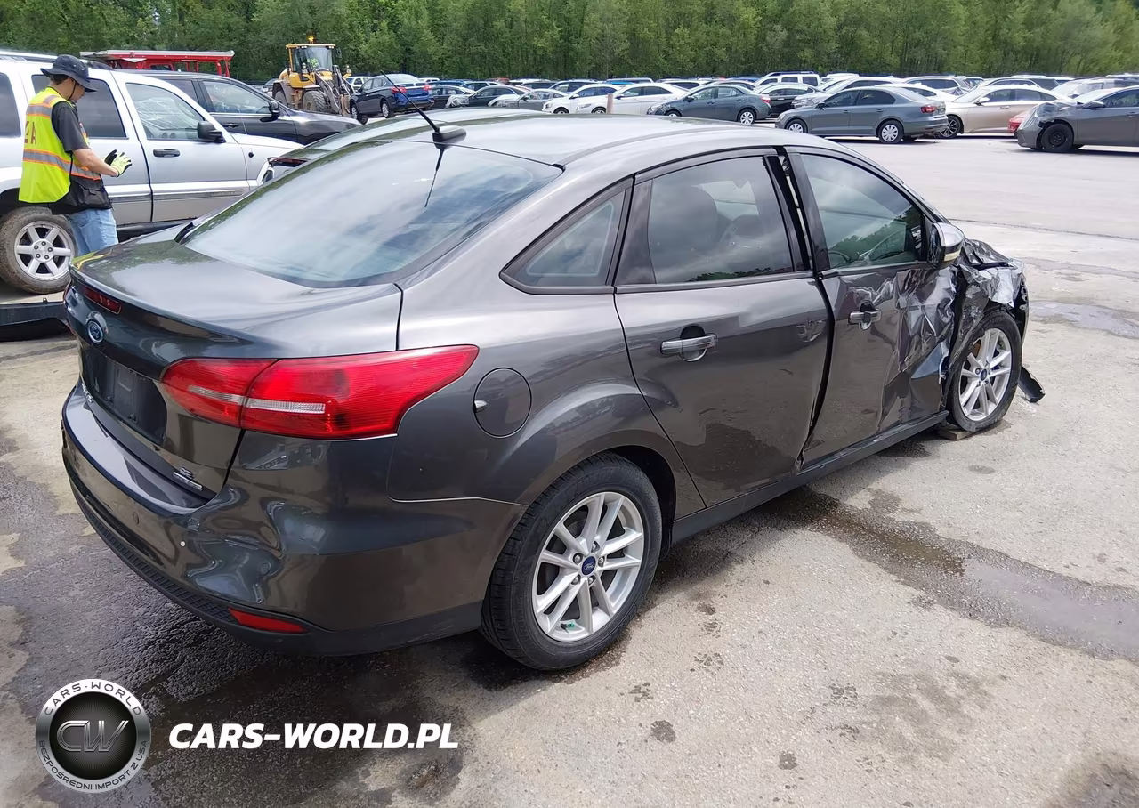 2016 Ford Focus Se VIN:1FADP3F24GL241128 - 4