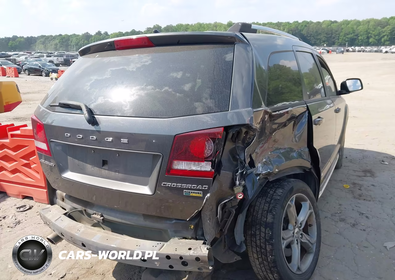 2018 Dodge Journey Crossroad VIN:3C4PDCGG4JT156070 - 4