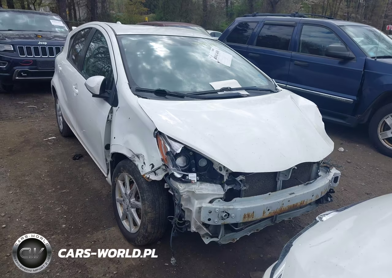 2015 Toyota Prius C Three VIN:JTDKDTB3XF1107792 - 12