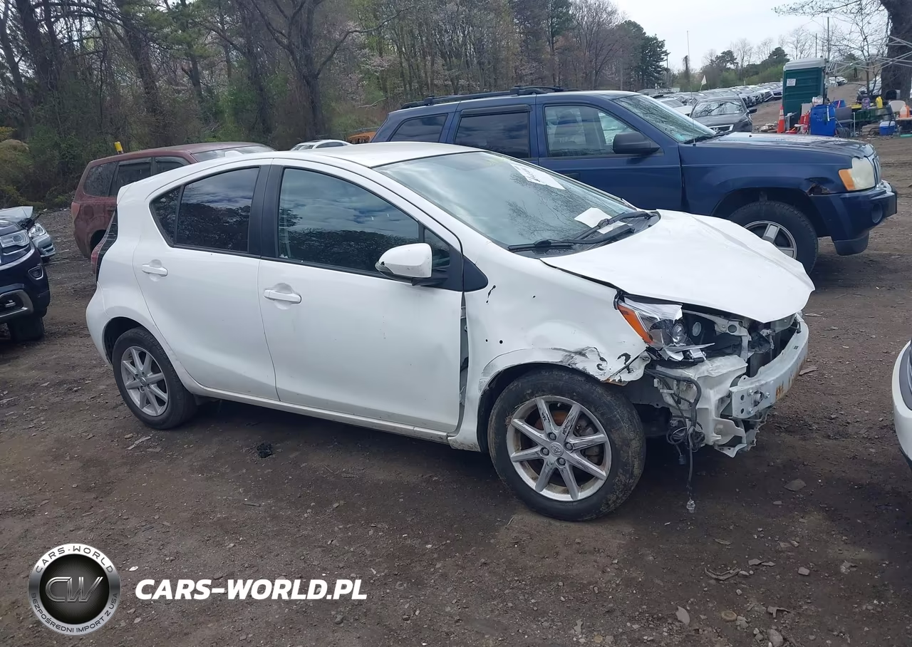2015 Toyota Prius C Three VIN:JTDKDTB3XF1107792 - 13