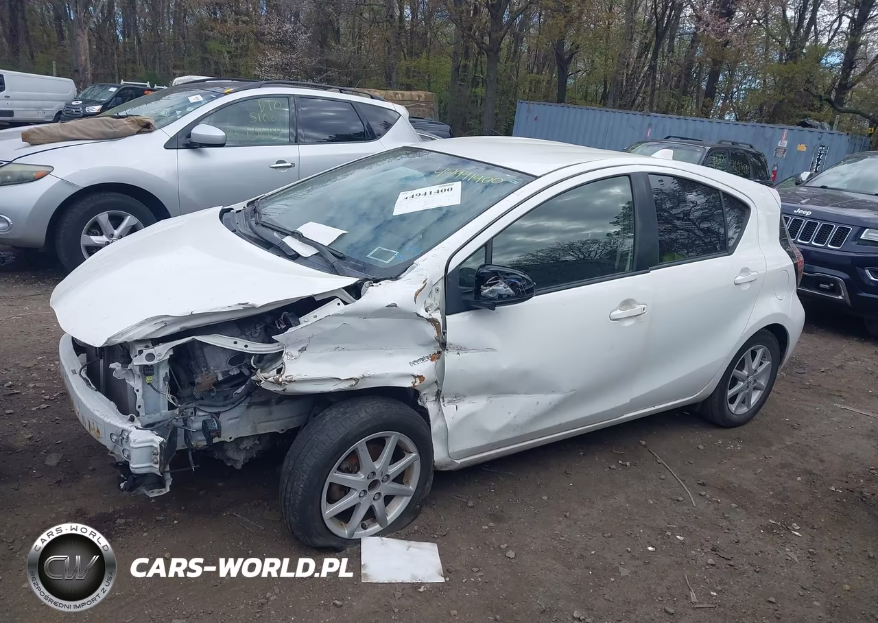 2015 Toyota Prius C Three VIN:JTDKDTB3XF1107792 - 14