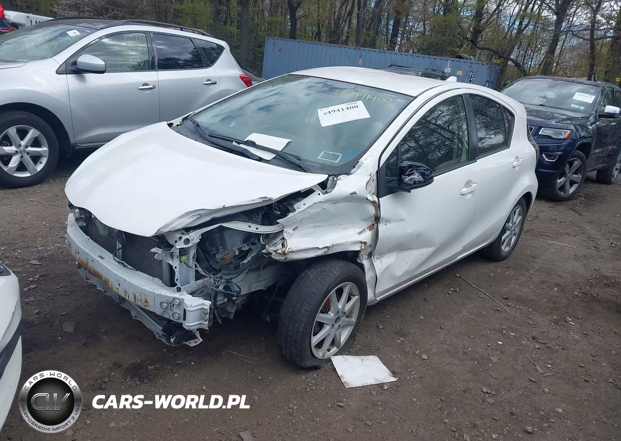 2015 Toyota Prius C Three VIN:JTDKDTB3XF1107792 - 2