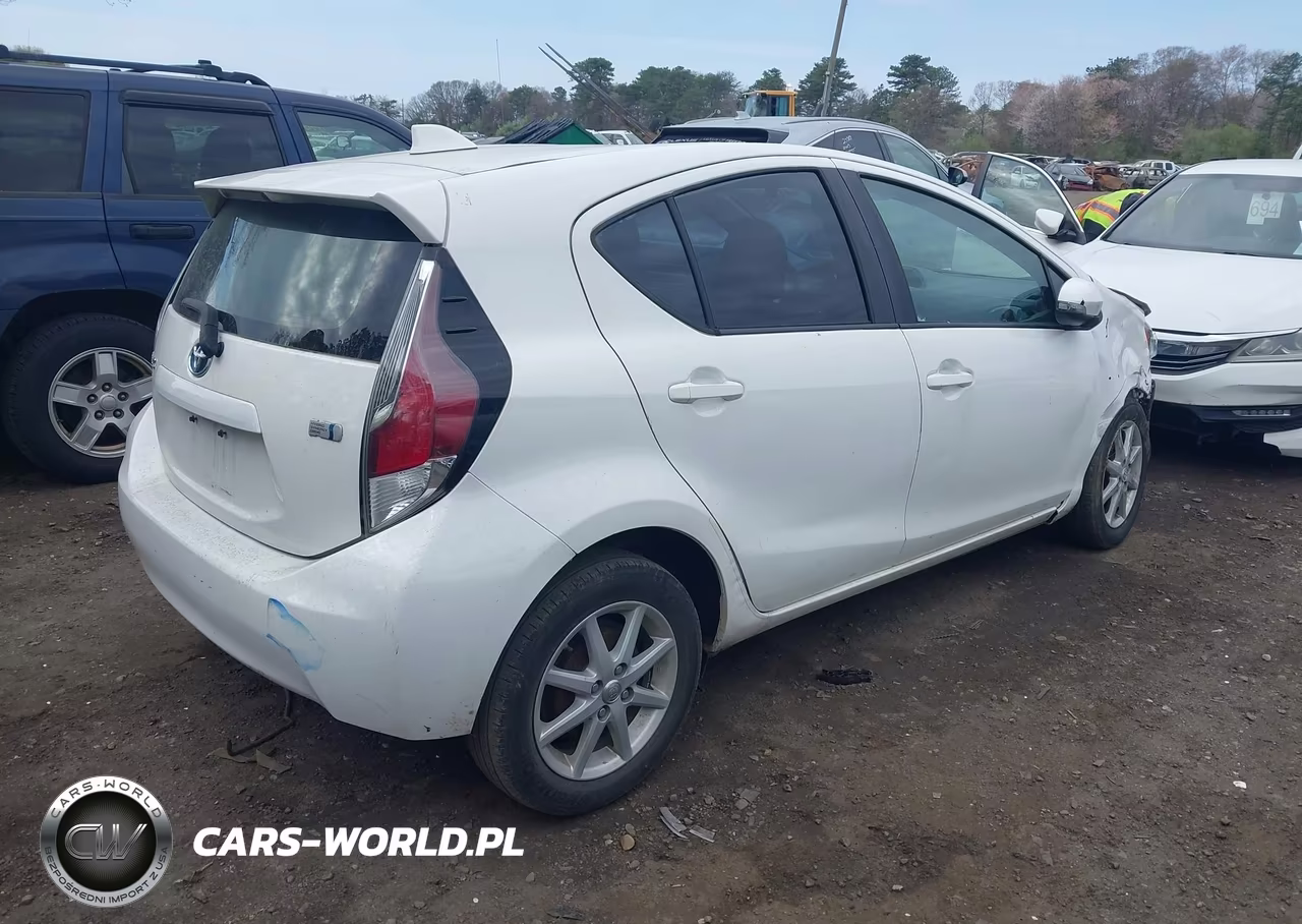 2015 Toyota Prius C Three VIN:JTDKDTB3XF1107792 - 4
