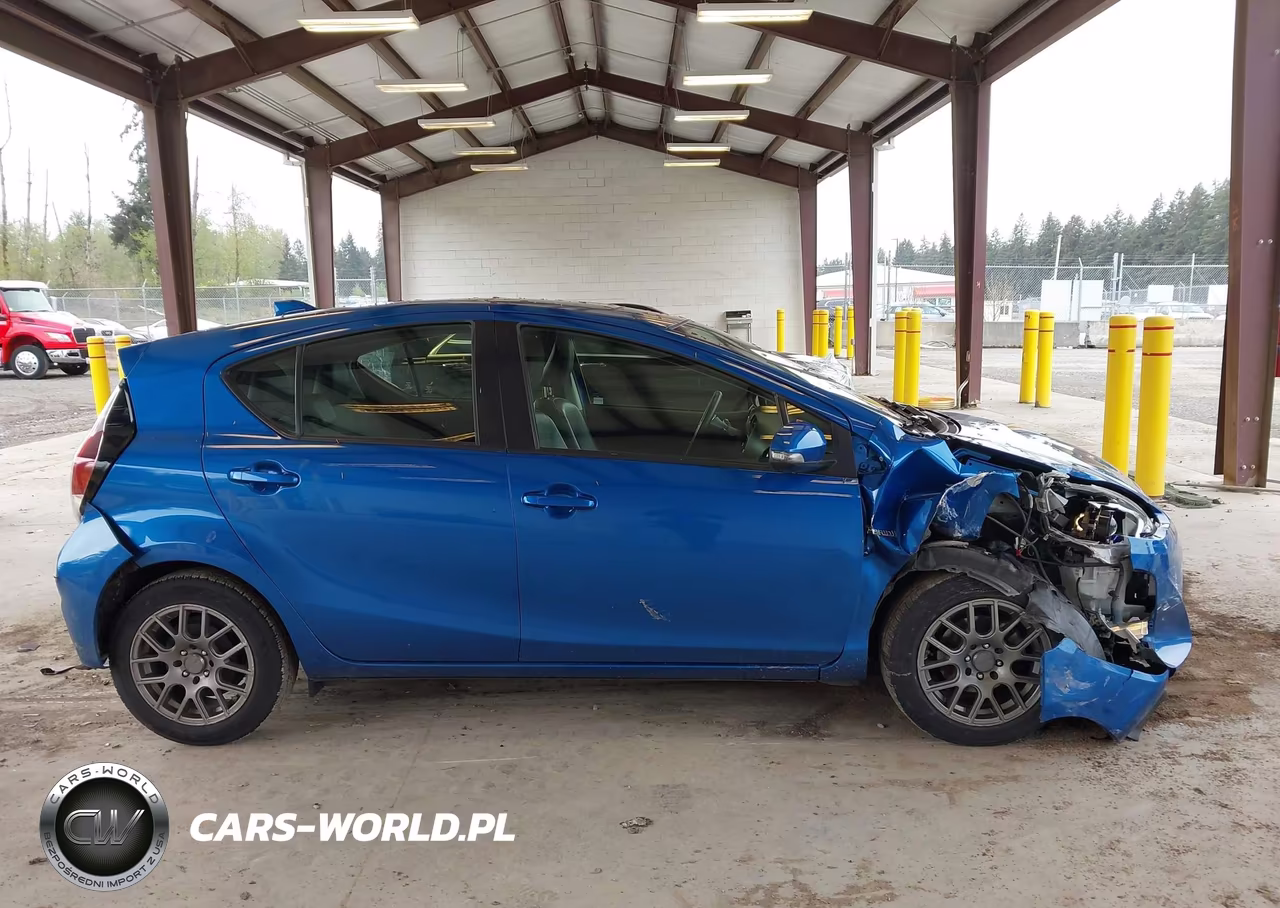2016 Toyota Prius C Four VIN:JTDKDTB33G1124273 - 13