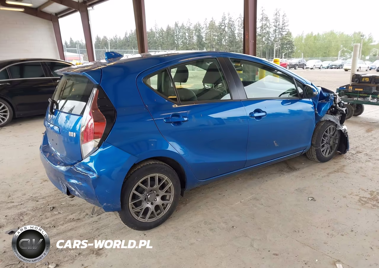 2016 Toyota Prius C Four VIN:JTDKDTB33G1124273 - 4