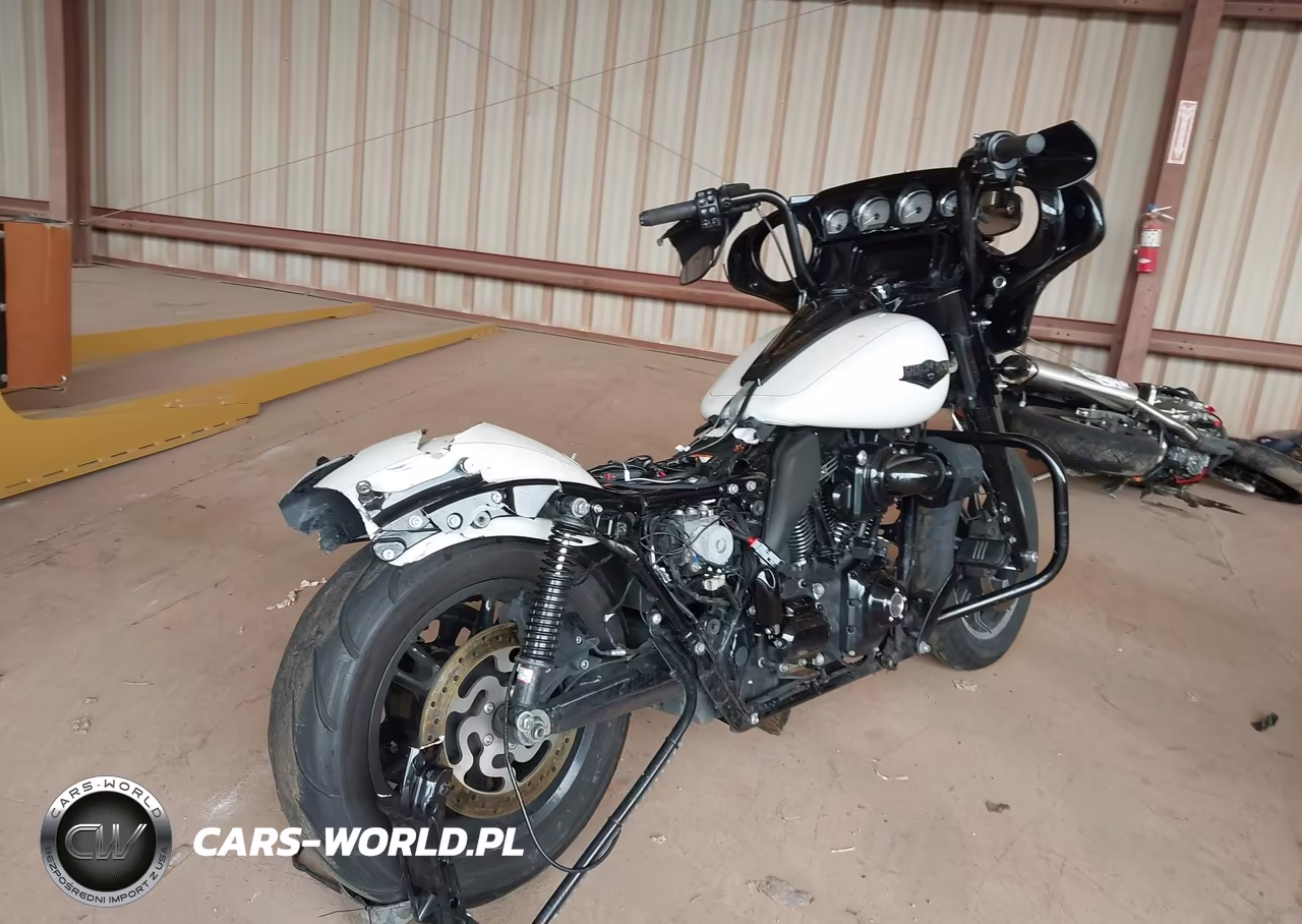 2015 Harley-Davidson Flhxs Street Glide Special VIN:1HD1KRM1XFB703736 - 4