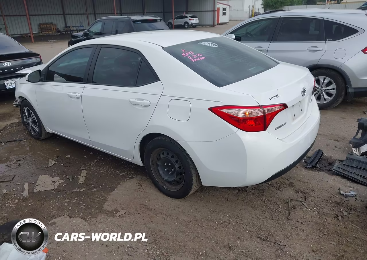 2018 Toyota Corolla Le VIN:5YFBURHE6JP836484 - 3