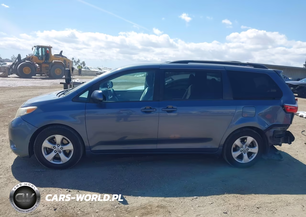 2015 Toyota Sienna Le 8 Passenger VIN:5TDKK3DCXFS674302 - 14