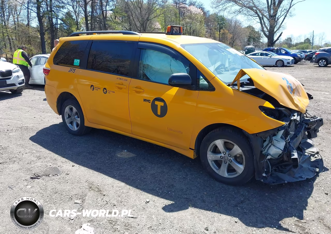 2020 Toyota Sienna Le – zdjęcie 1 z 21